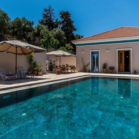 Villa Remedio Neon Khorion  Luaran gambar