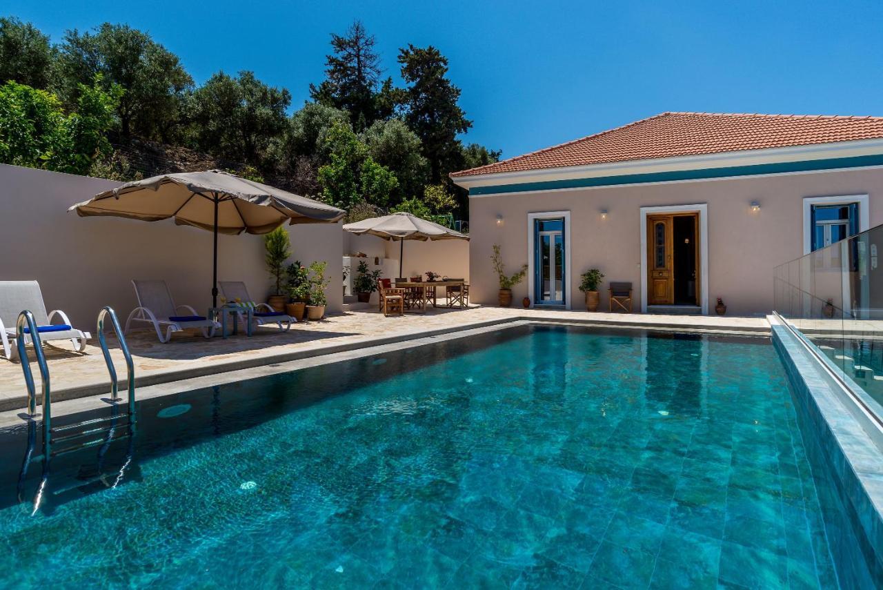 Villa Remedio Neon Khorion  Luaran gambar